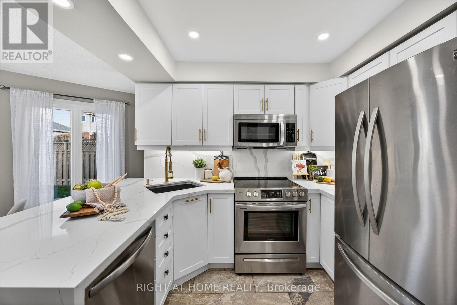 10 Closs Square, Aurora, Ontario L4G 5H7 - Photo 11 - N12548518