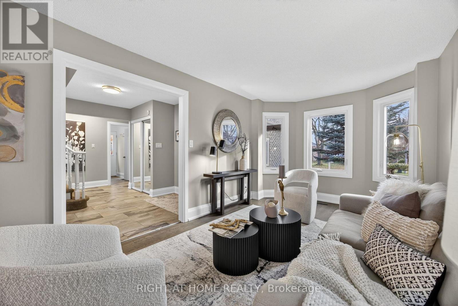 10 Closs Square, Aurora, Ontario L4G 5H7 - Photo 2 - N12548518