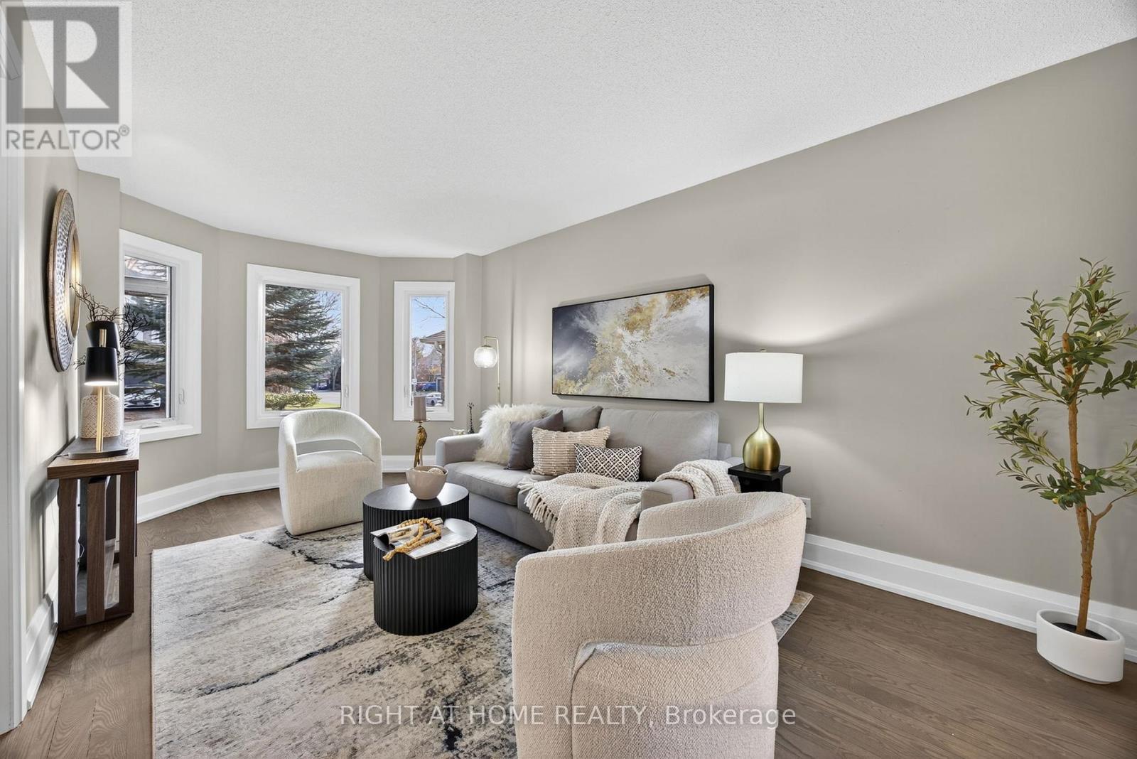 10 Closs Square, Aurora, Ontario L4G 5H7 - Photo 3 - N12548518