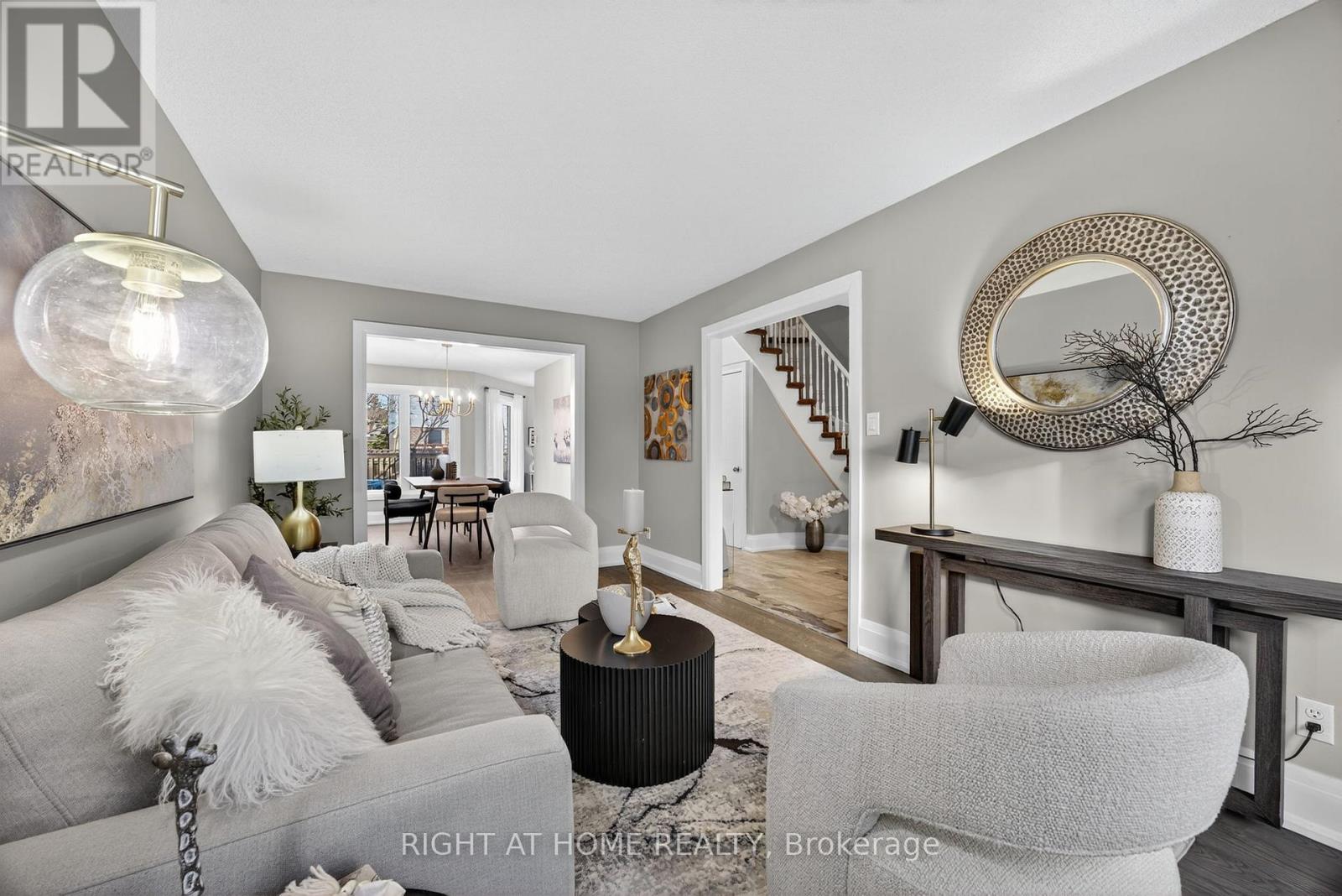 10 Closs Square, Aurora, Ontario L4G 5H7 - Photo 4 - N12548518