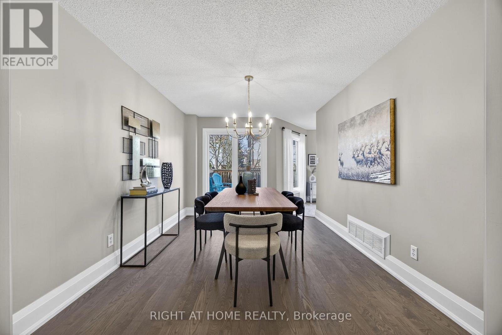 10 Closs Square, Aurora, Ontario L4G 5H7 - Photo 6 - N12548518