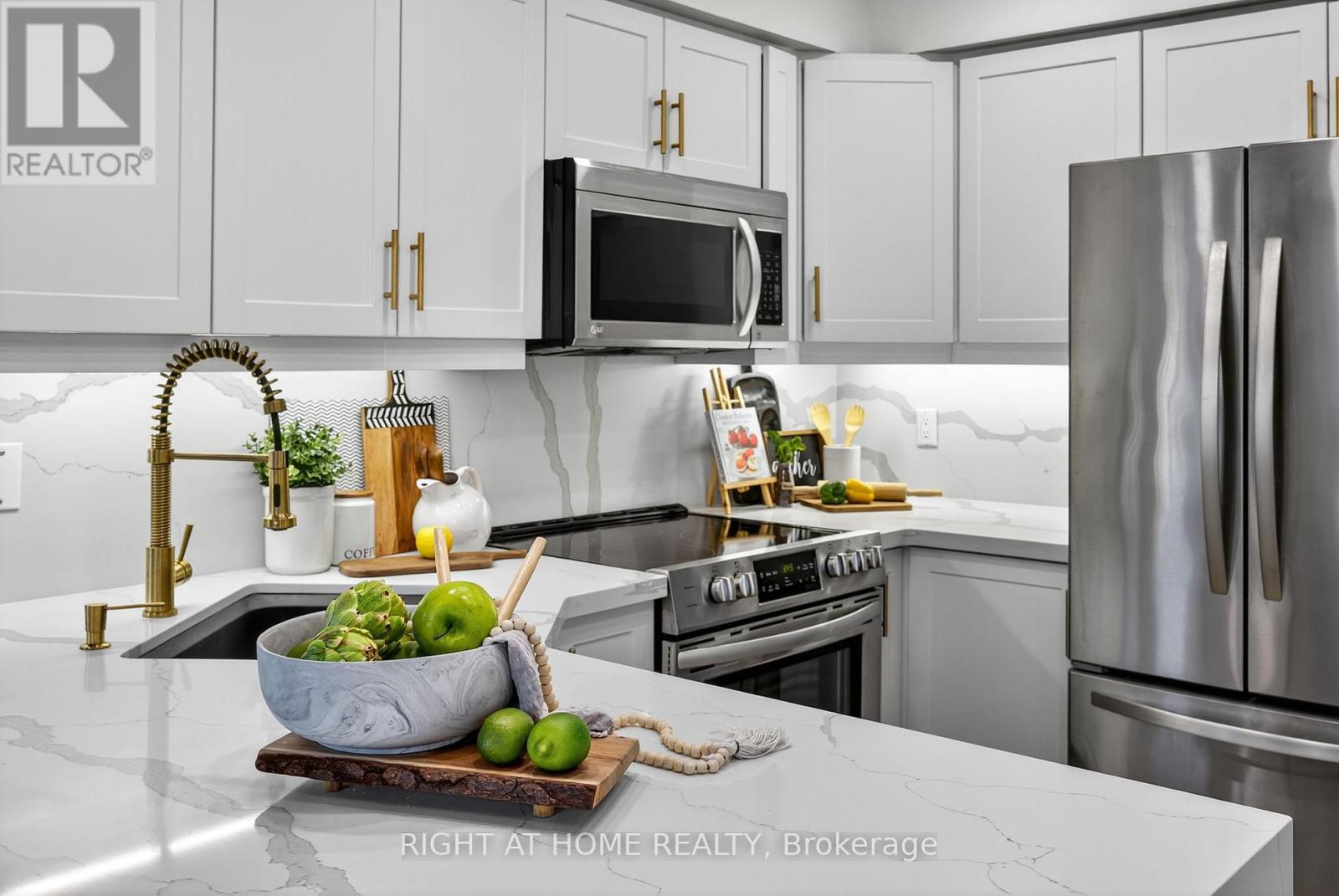 10 Closs Square, Aurora, Ontario L4G 5H7 - Photo 8 - N12548518