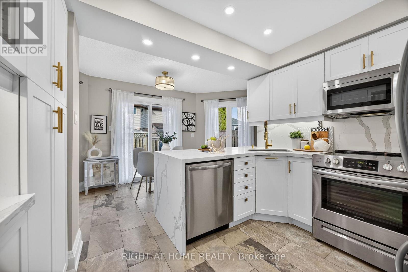 10 Closs Square, Aurora, Ontario L4G 5H7 - Photo 9 - N12548518