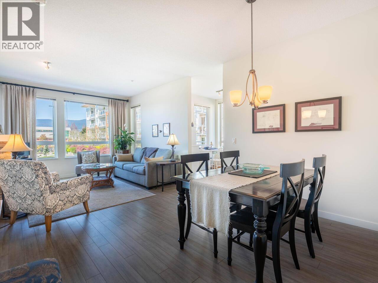 203 717 CHESTERFIELD AVENUE, North Vancouver, British Columbia
