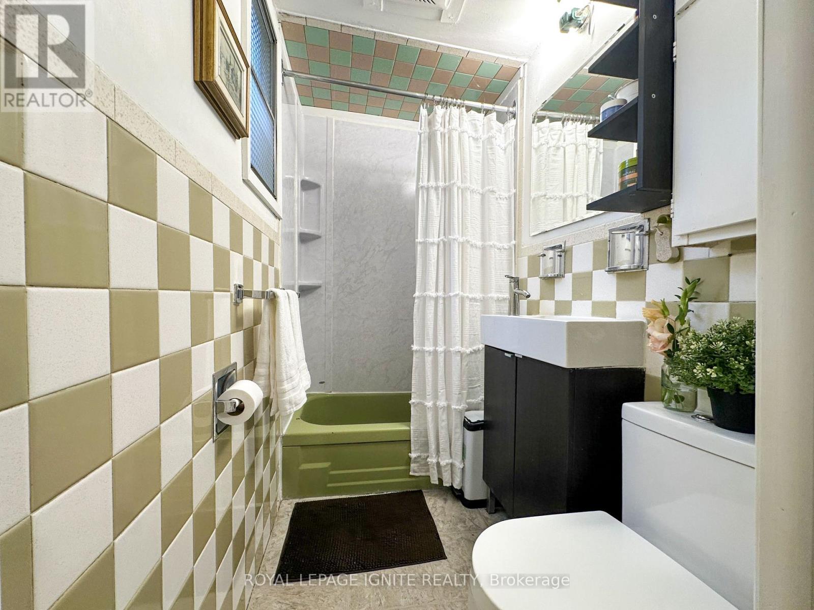 482 Mcroberts Avenue, Toronto, Ontario  M6E 4R4 - Photo 19 - W12548454