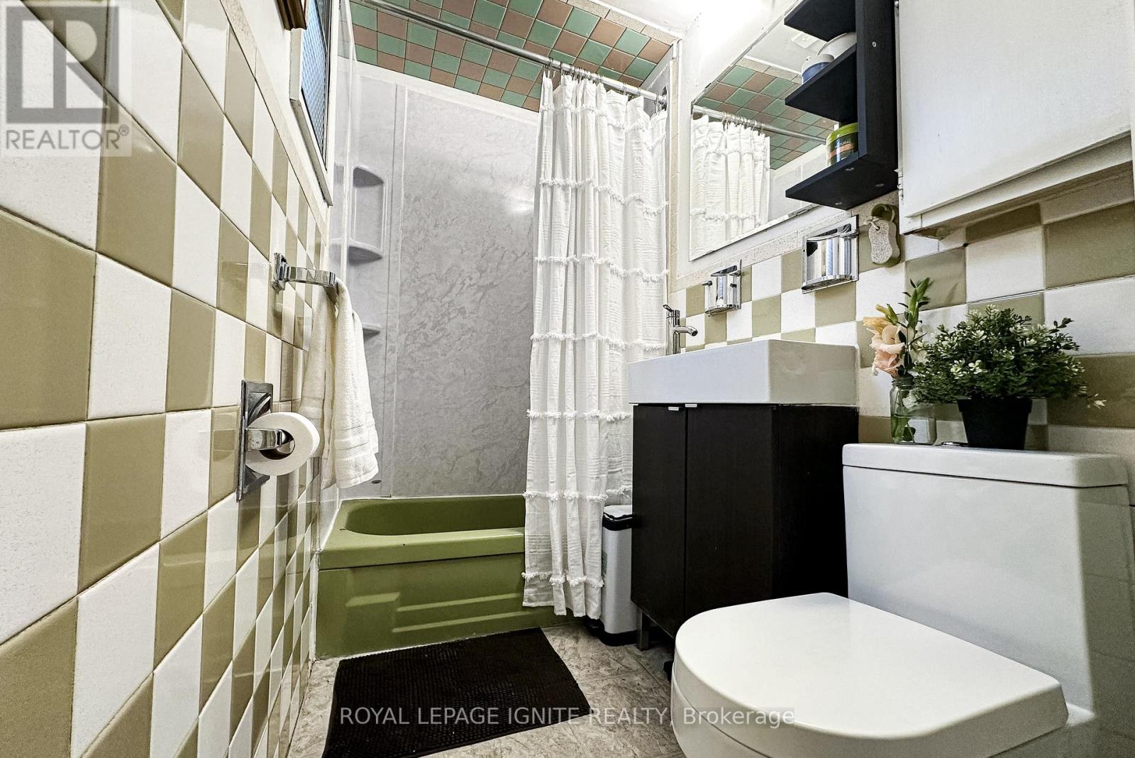 482 Mcroberts Avenue, Toronto, Ontario  M6E 4R4 - Photo 20 - W12548454