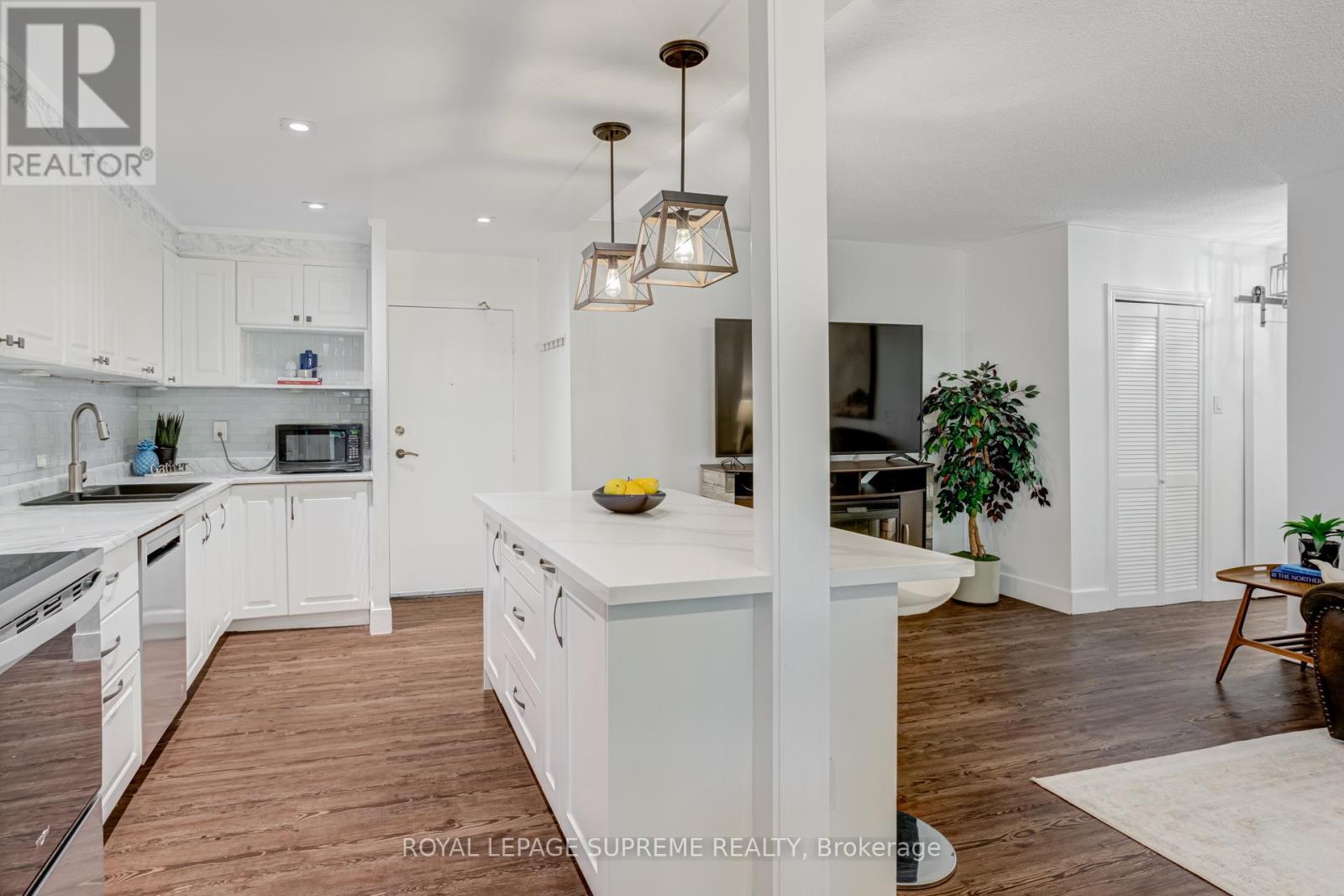 206 - 541 Blackthorn Avenue, Toronto, Ontario  M6M 5A6 - Photo 8 - W12452581