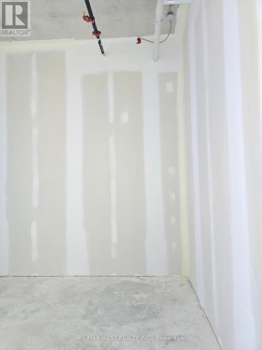 423 - 600 Dixon Road, Toronto, Ontario  M9W 1J1 - Photo 3 - W12543094