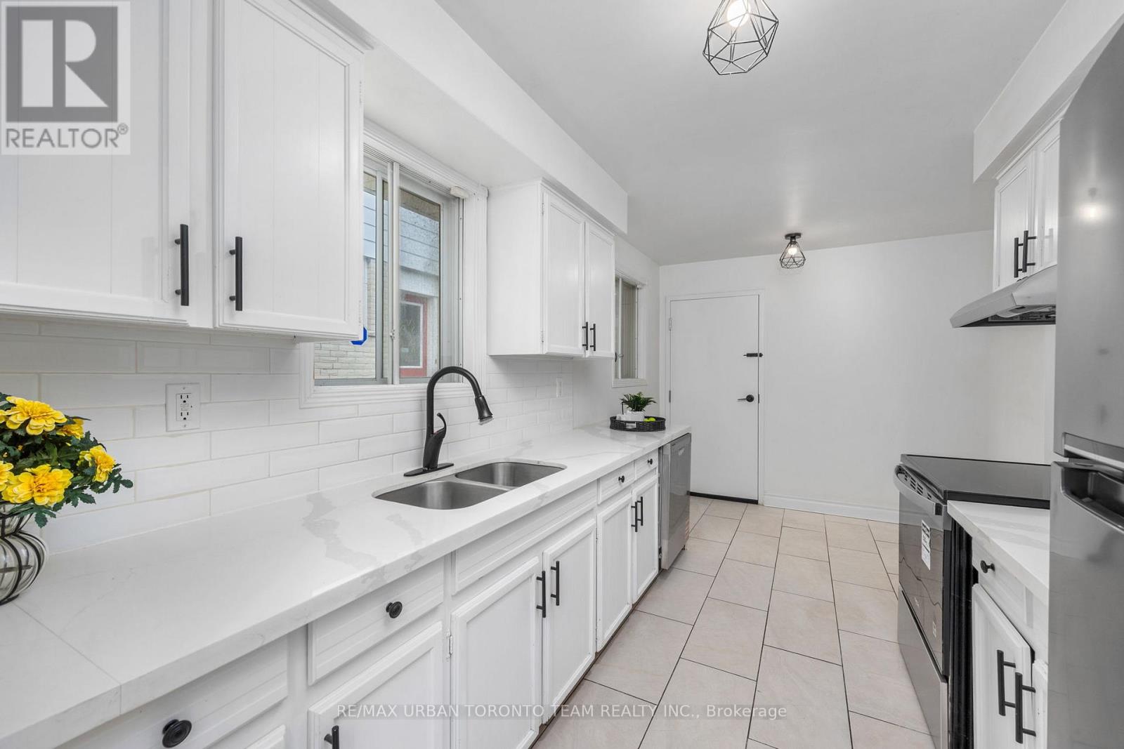 12 Wardencourt Drive, Toronto, Ontario  M1T 2H3 - Photo 7 - E12547106