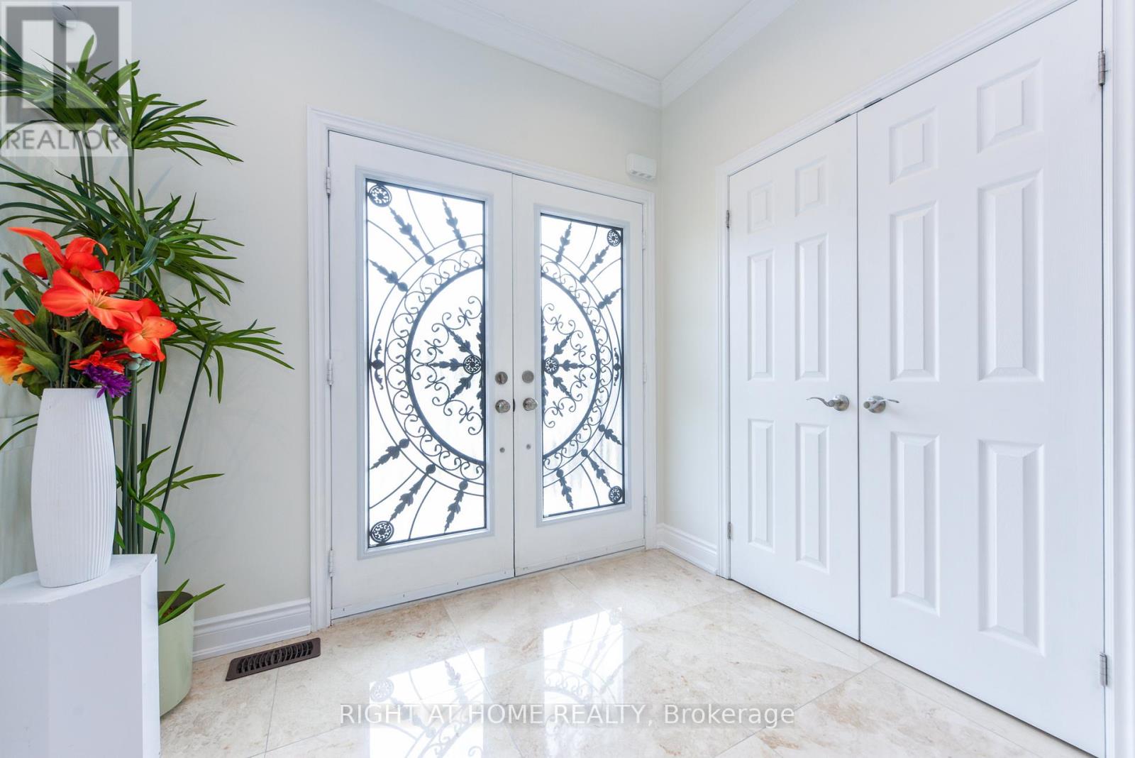 7148 Wrigley Court, Mississauga, Ontario  L5W 0C8 - Photo 2 - W12548658