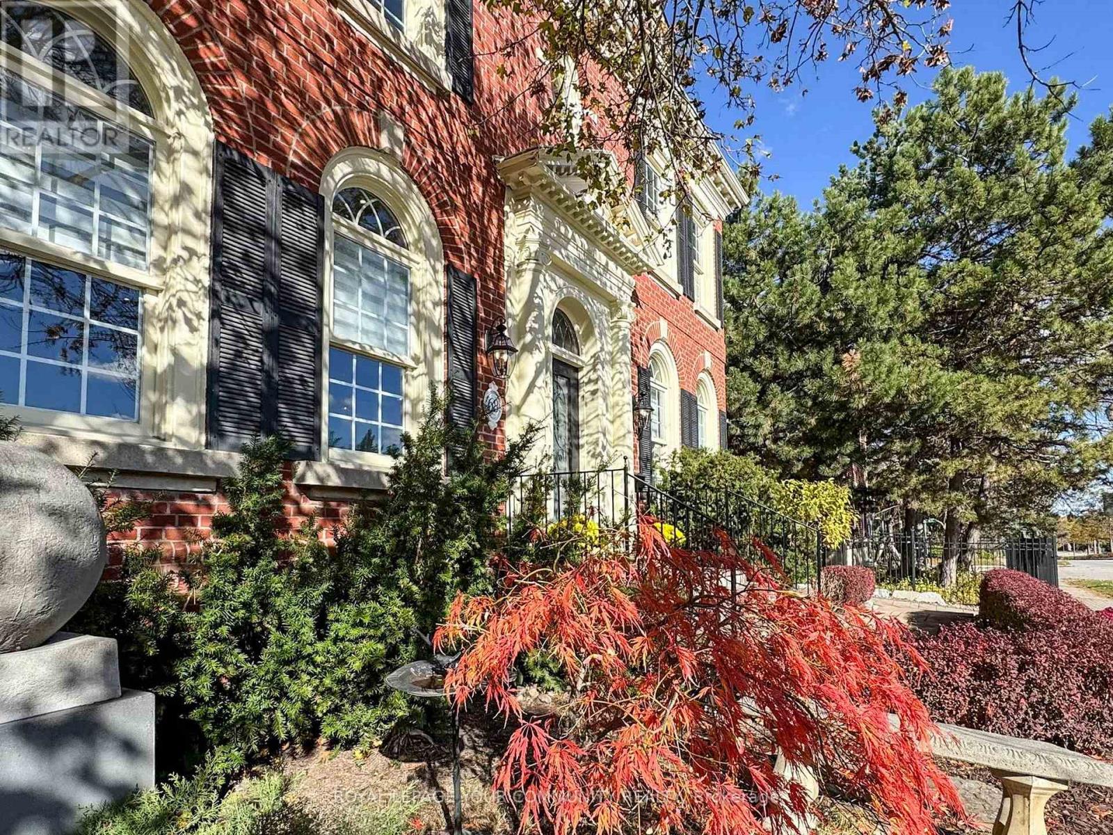 68 Regent Street, Richmond Hill, Ontario  L4C 9C5 - Photo 3 - N12521306