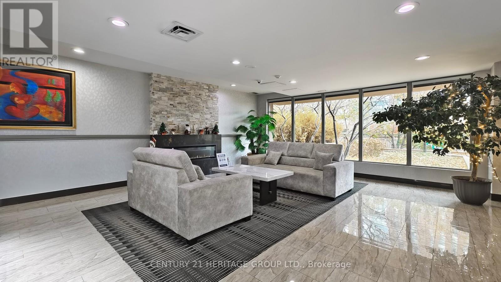 810 - 145 Hillcrest Avenue, Mississauga, Ontario  L5B 3Z1 - Photo 4 - W12548712