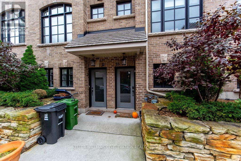 23 Salvador Allende Court, Toronto, Ontario  M6G 0A3 - Photo 3 - C12548778