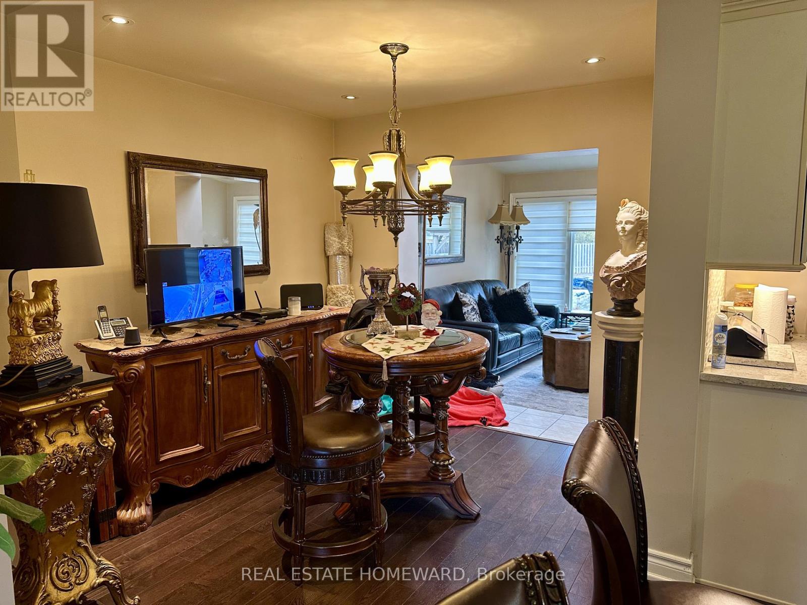 18 Wyndcliff Crescent, Toronto, Ontario  M4A 2K1 - Photo 3 - C12548804