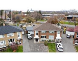 18 WYNDCLIFF CRESCENT, Toronto, Ontario