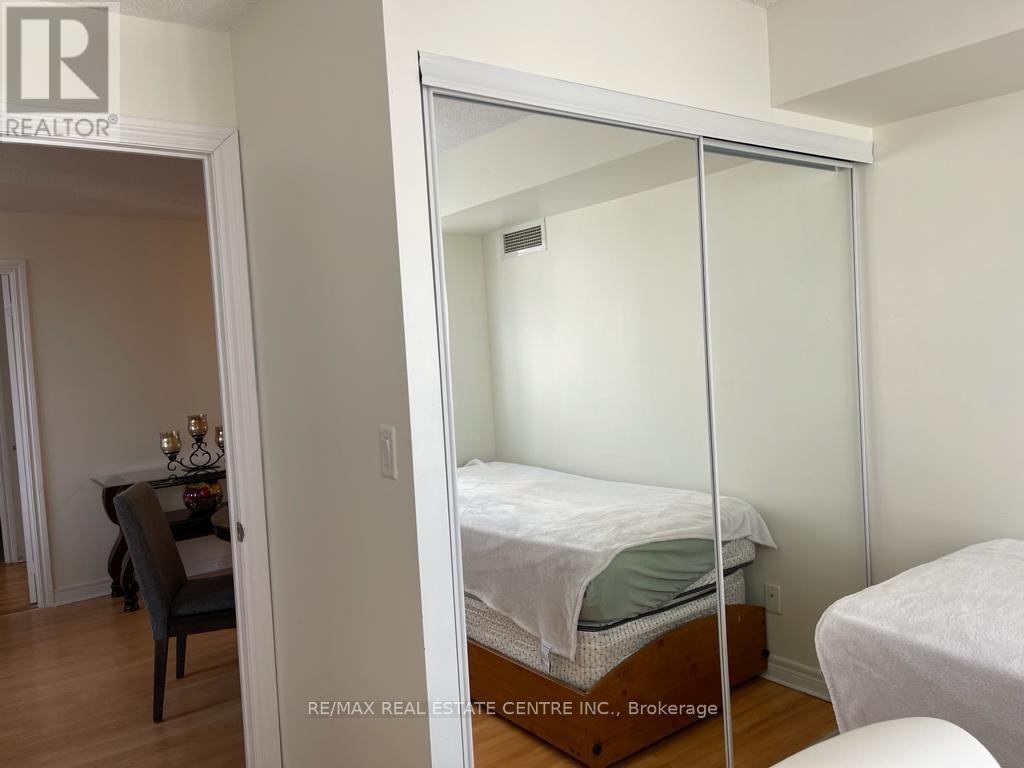 1406 - 310 Burnhamthorpe Road W, Mississauga, Ontario  L5B 0E1 - Photo 12 - W12548780