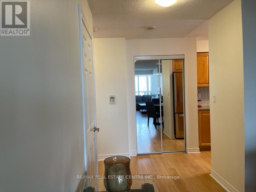 1406 - 310 Burnhamthorpe Road W, Mississauga, Ontario  L5B 0E1 - Photo 2 - W12548780