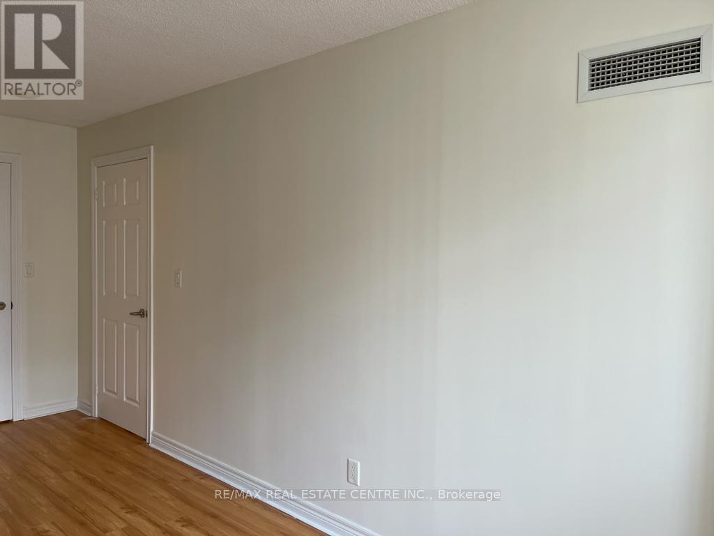 1406 - 310 Burnhamthorpe Road W, Mississauga, Ontario  L5B 0E1 - Photo 3 - W12548780