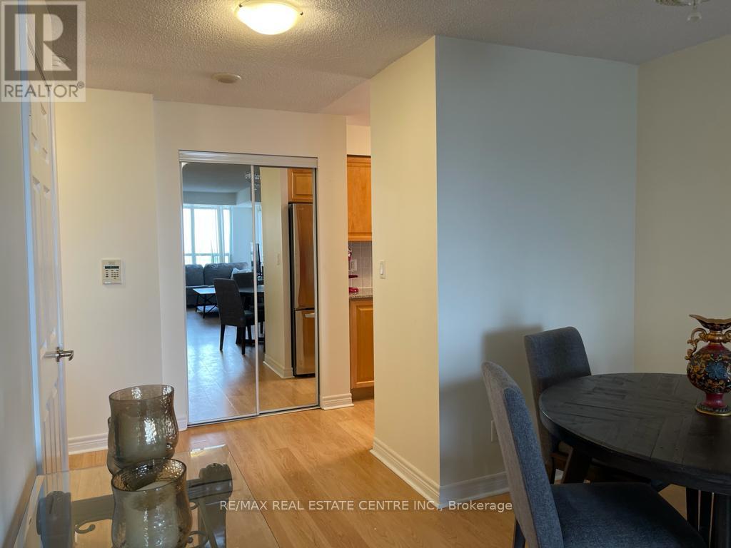 1406 - 310 Burnhamthorpe Road W, Mississauga, Ontario  L5B 0E1 - Photo 4 - W12548780