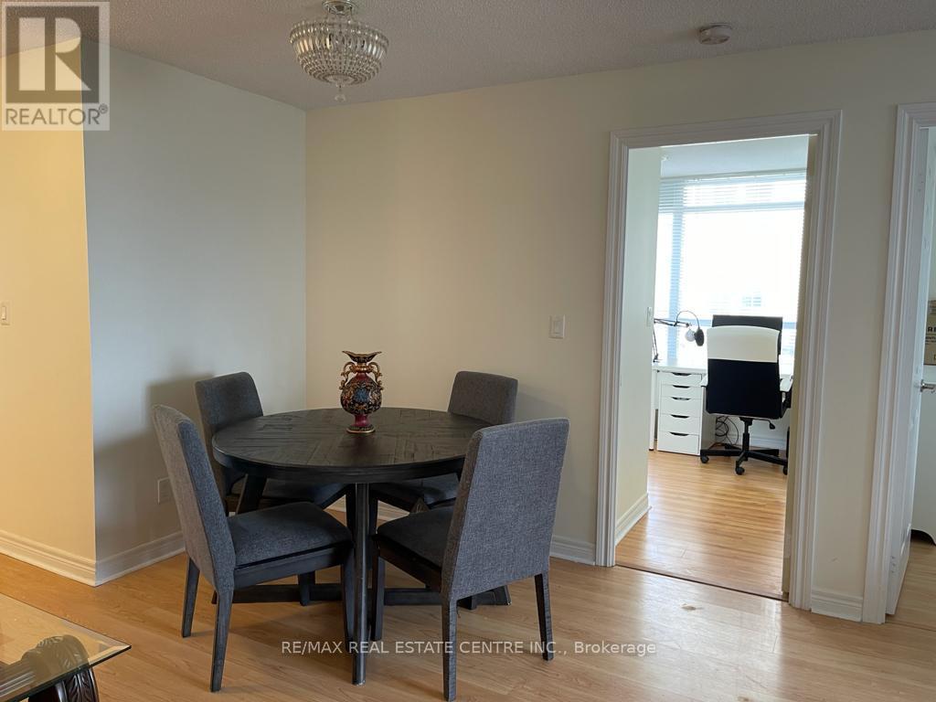 1406 - 310 Burnhamthorpe Road W, Mississauga, Ontario  L5B 0E1 - Photo 6 - W12548780