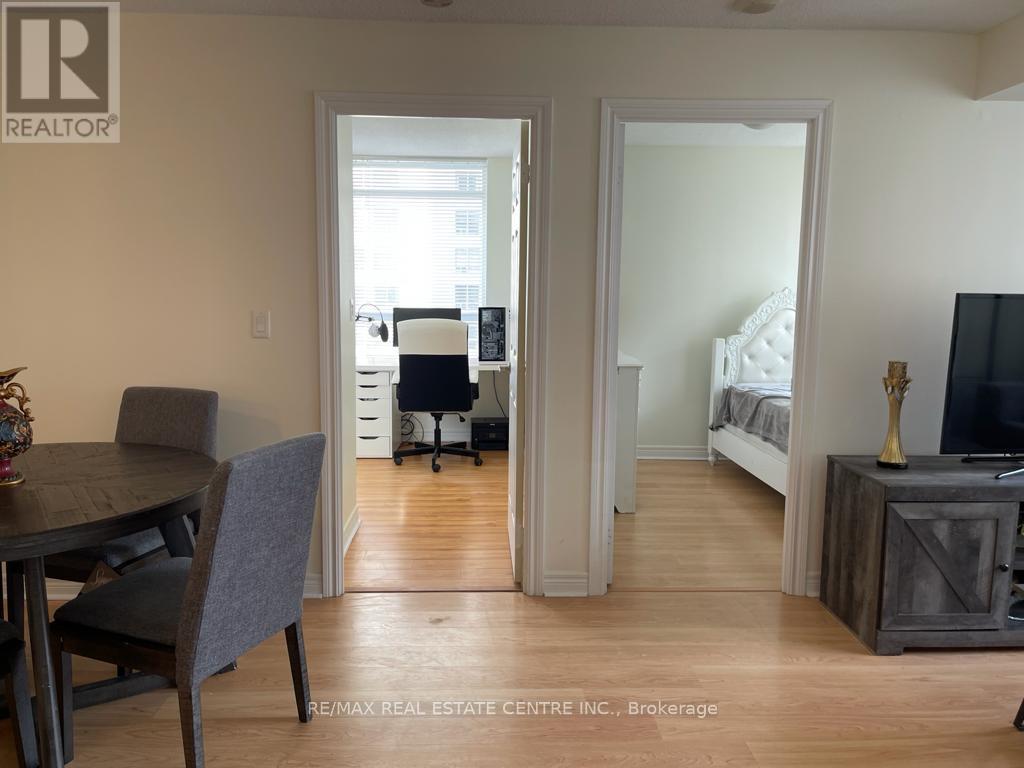 1406 - 310 Burnhamthorpe Road W, Mississauga, Ontario  L5B 0E1 - Photo 7 - W12548780