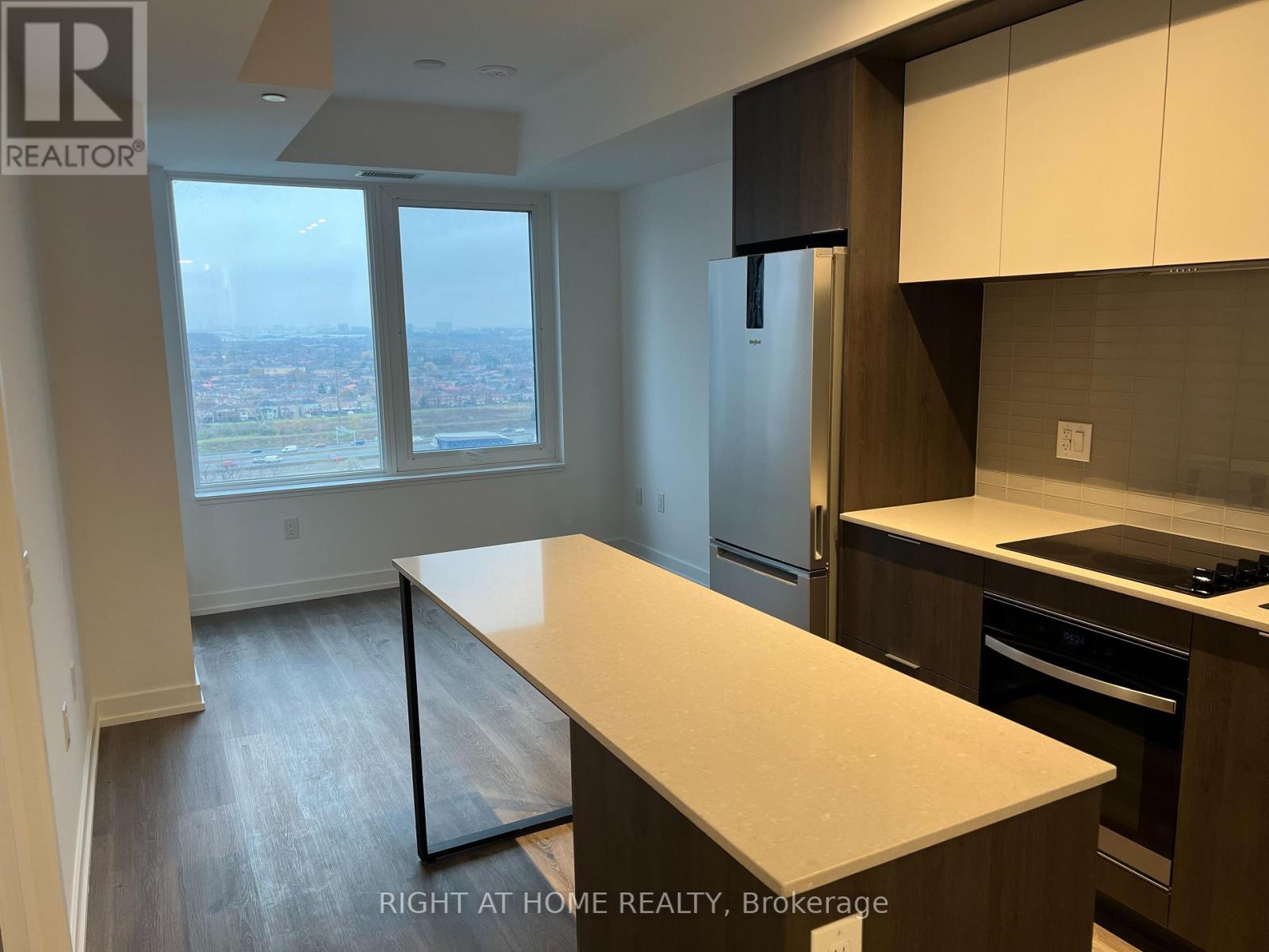 1701 - 395 Square One Drive N, Mississauga, Ontario  L5B 0P6 - Photo 10 - W12548782