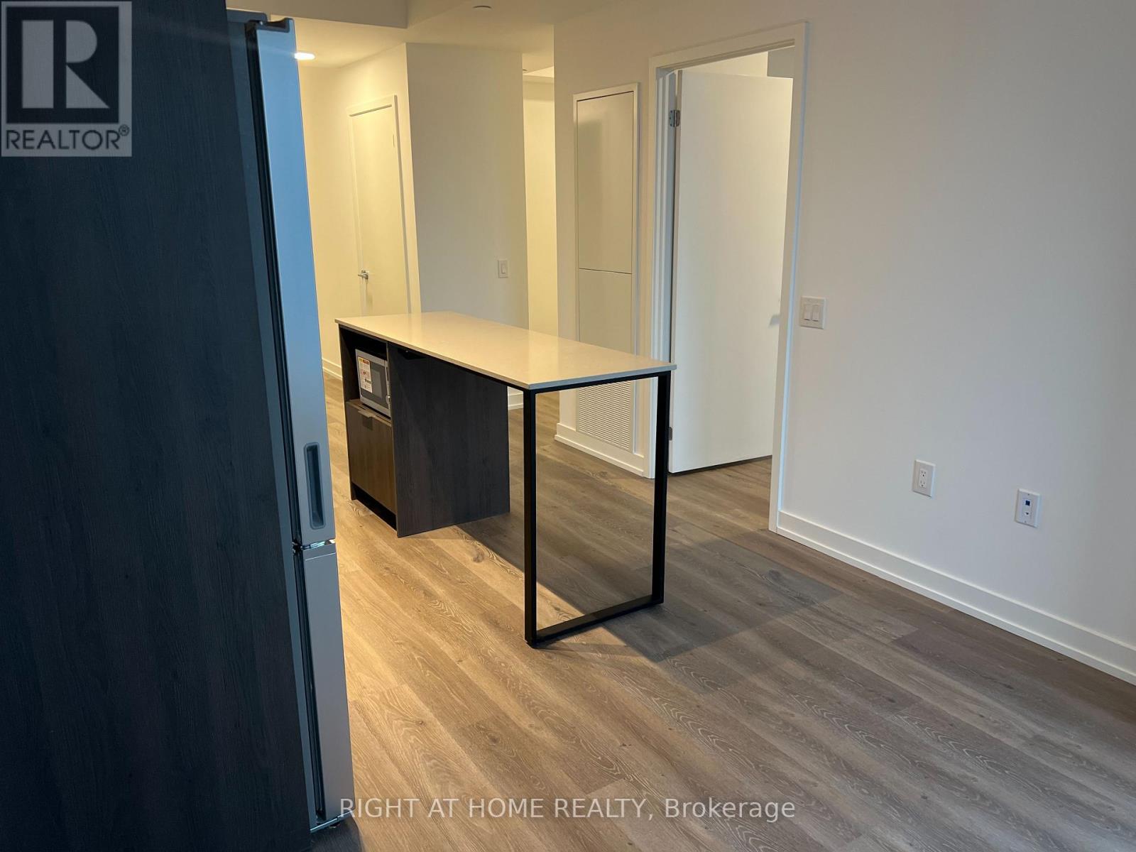 1701 - 395 Square One Drive N, Mississauga, Ontario  L5B 0P6 - Photo 14 - W12548782