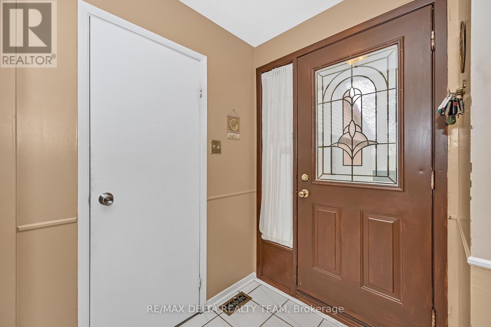 427 Mockingbird Drive, Ottawa, Ontario  K1E 2A8 - Photo 5 - X12548856