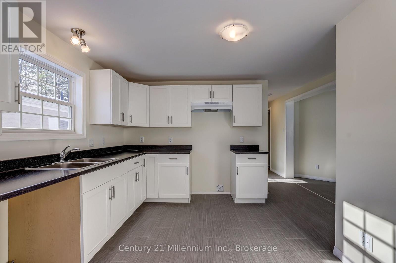 35 Sussex Square, Georgian Bluffs, Ontario N4K 5N5 - Photo 12 - X12548872