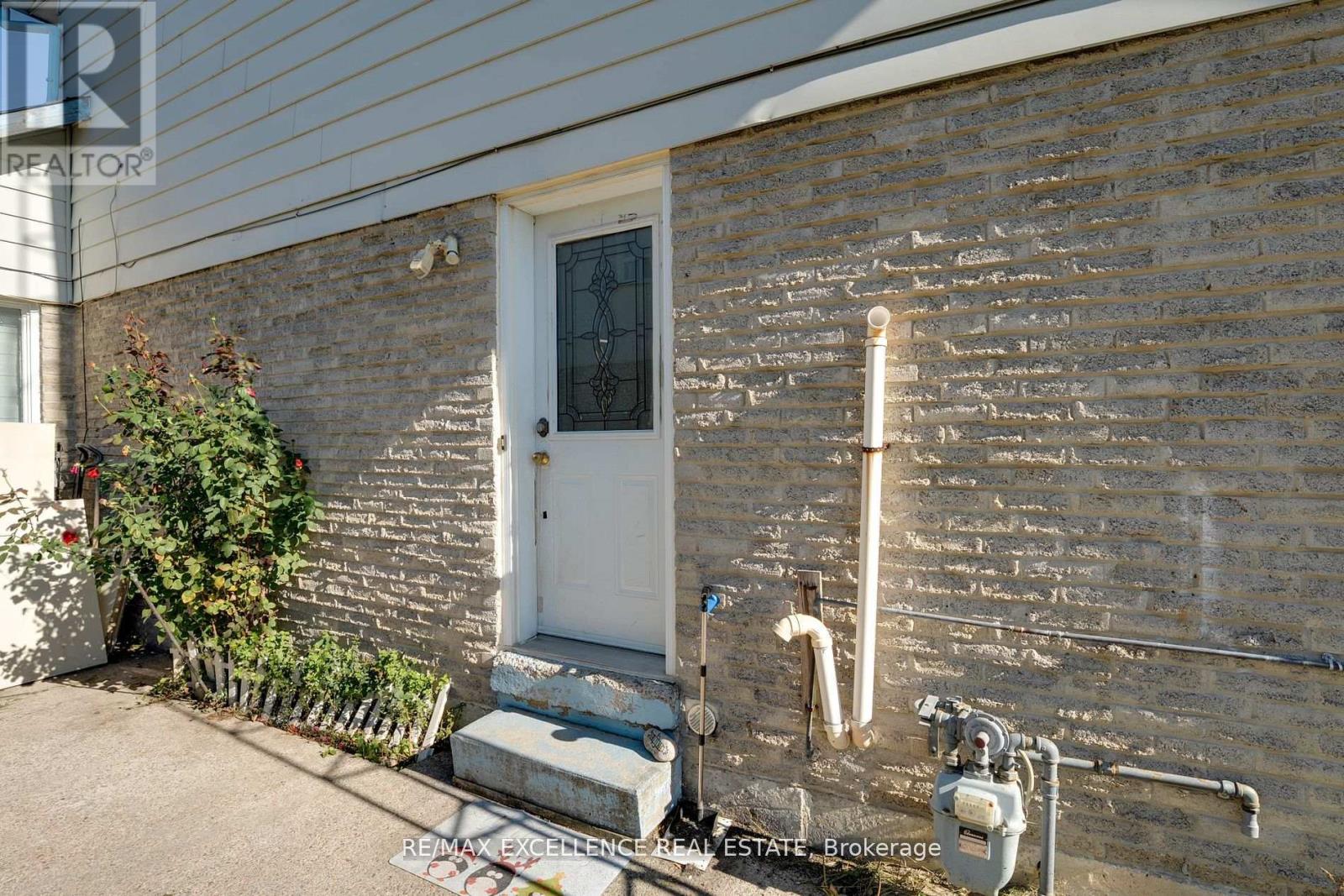 Upper Floor - 7556 Wildfern Drive, Mississauga, Ontario L4T 3P6 - Photo 27 - W12532708