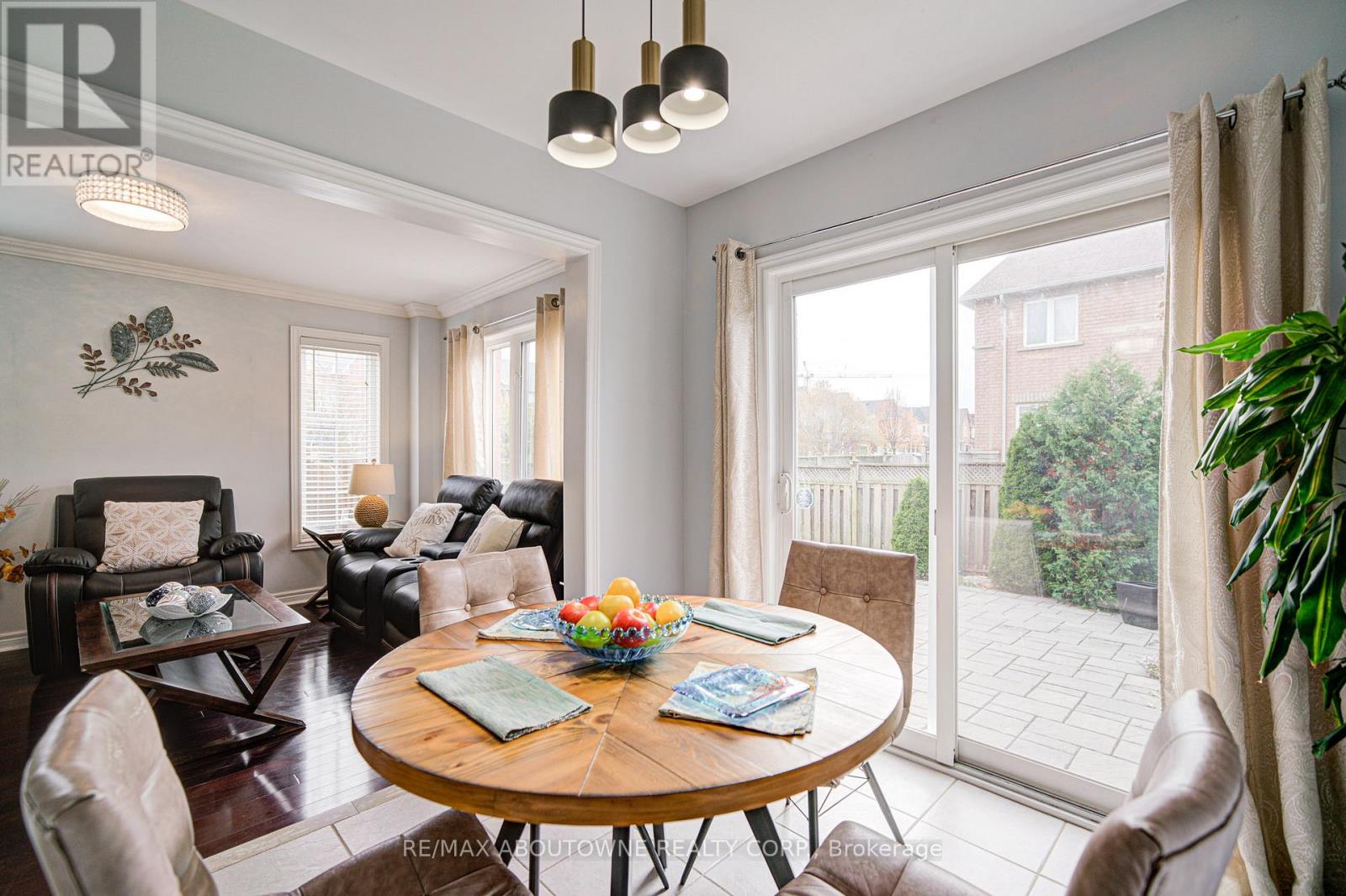 404 Kittridge Road, Oakville, Ontario  L6H 7K6 - Photo 13 - W12548892