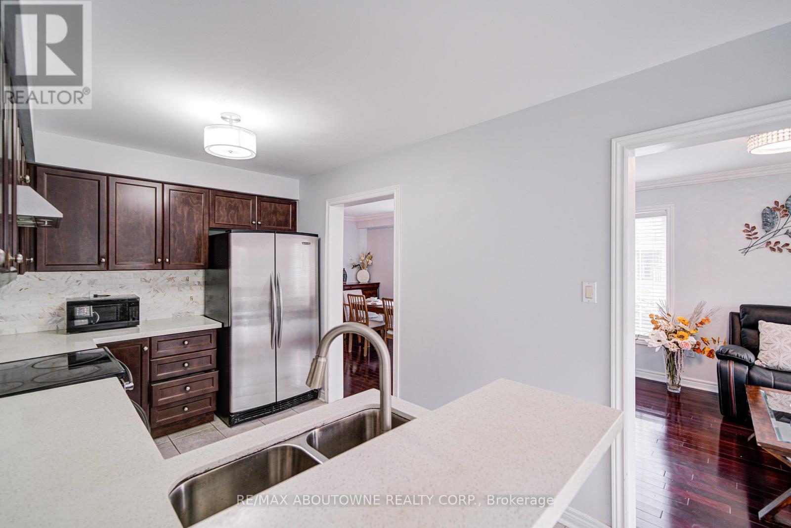 404 Kittridge Road, Oakville, Ontario  L6H 7K6 - Photo 15 - W12548892