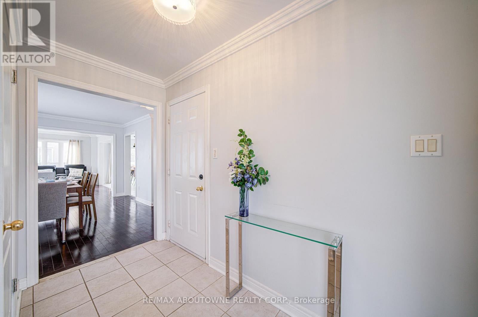 404 Kittridge Road, Oakville, Ontario  L6H 7K6 - Photo 3 - W12548892