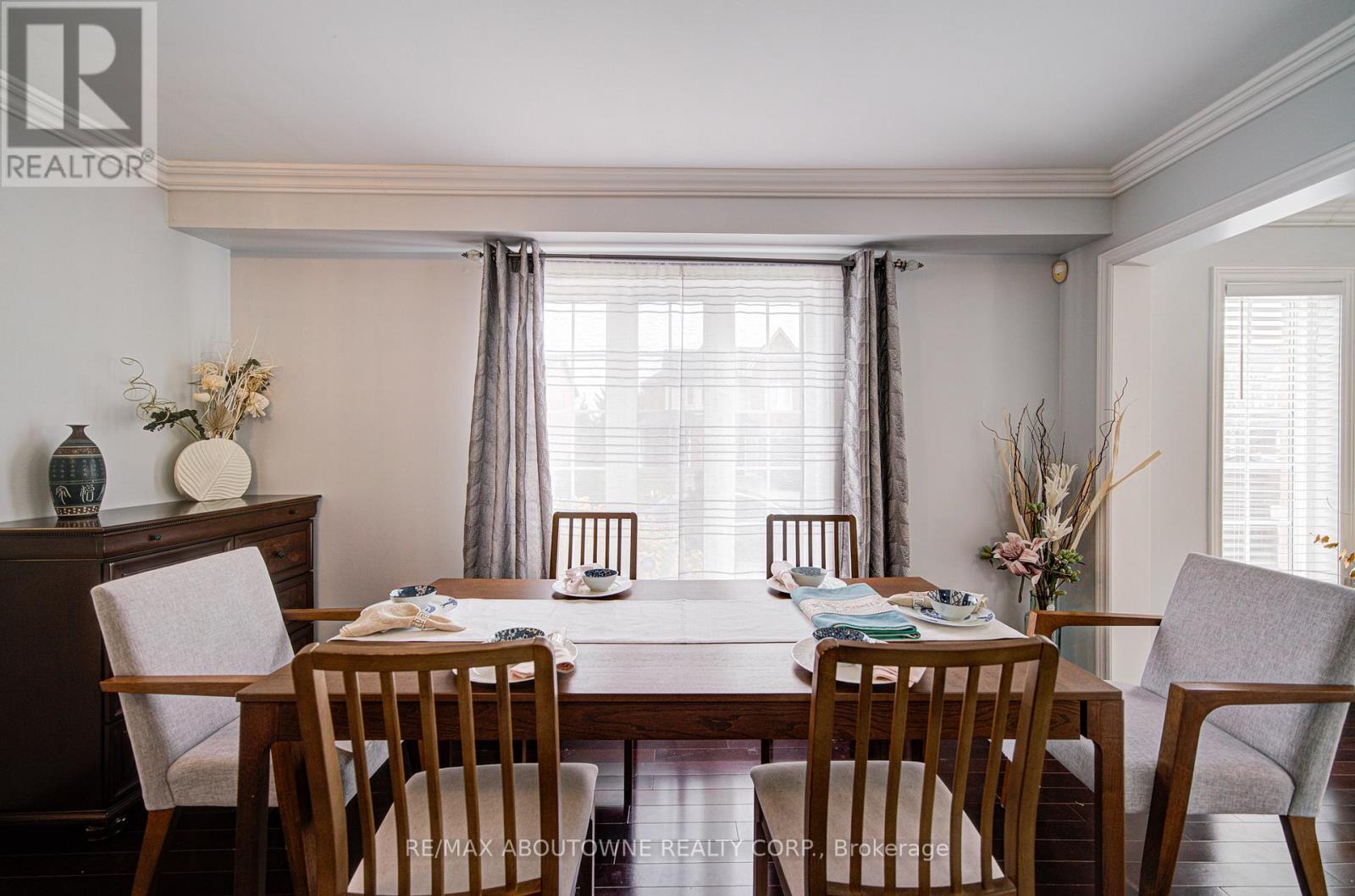 404 Kittridge Road, Oakville, Ontario  L6H 7K6 - Photo 6 - W12548892