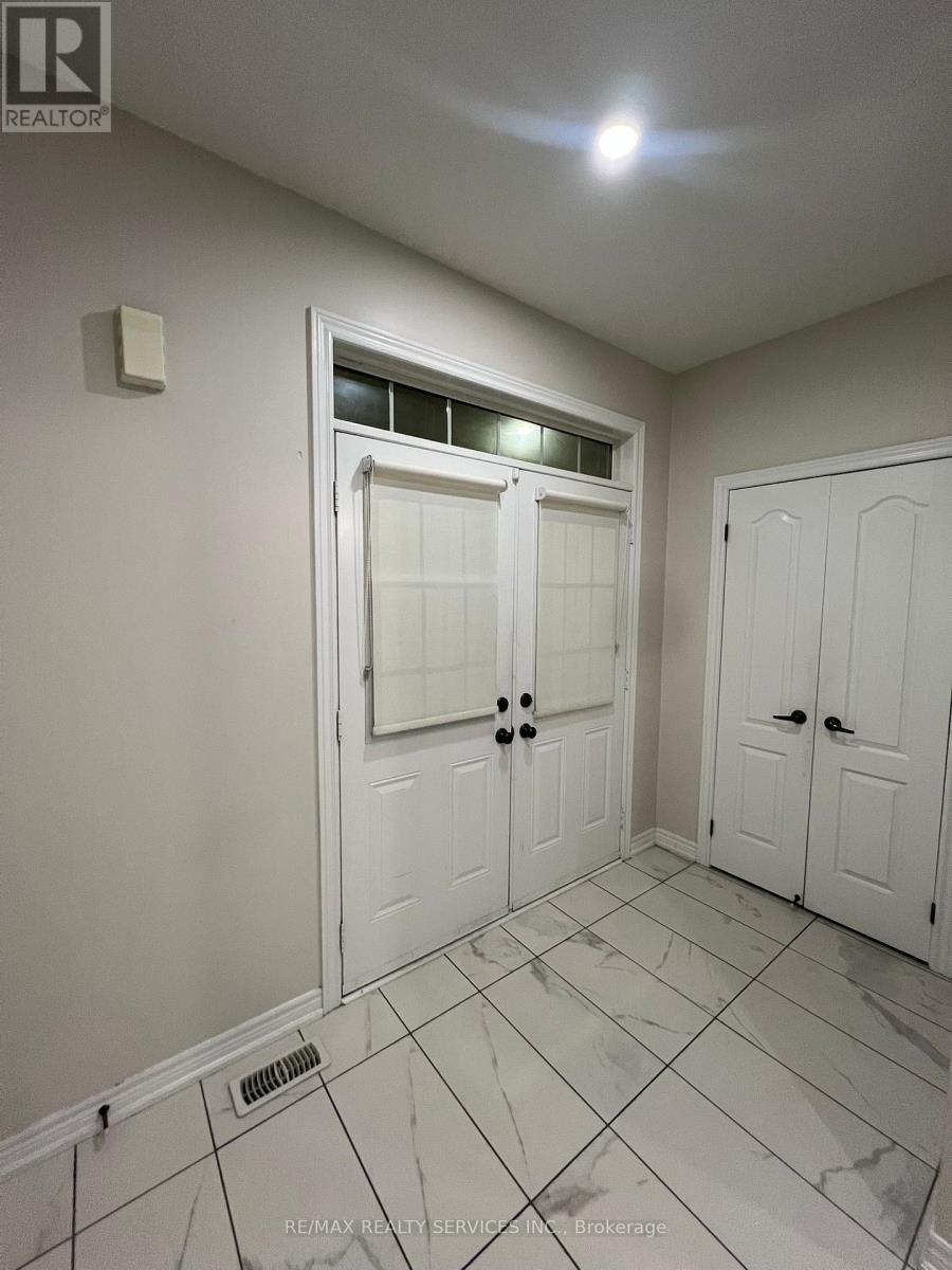 20 George Gray Drive, Brampton, Ontario  L6R 4A3 - Photo 2 - W12548928