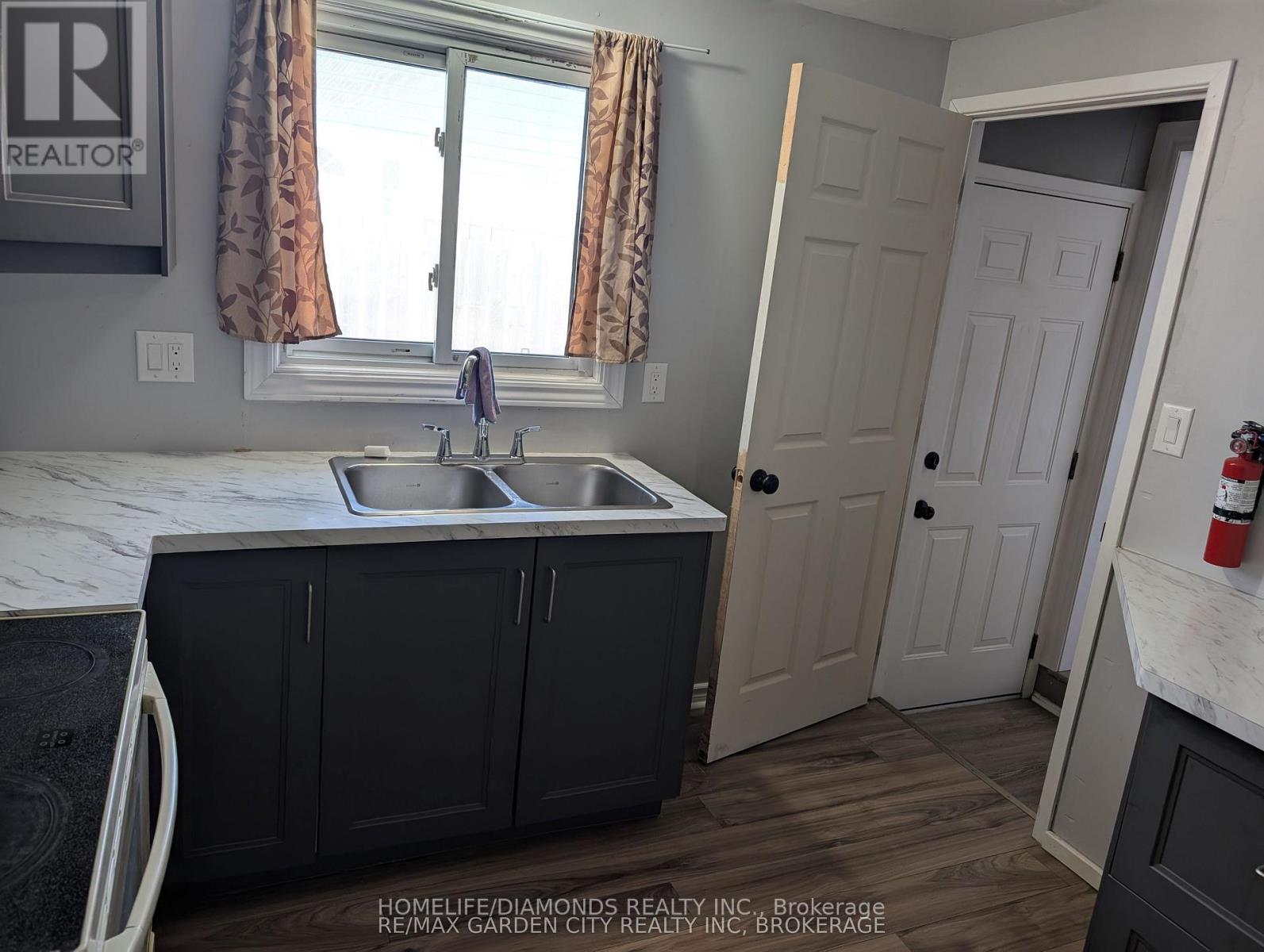 Upper - 5 Calcott Court, Thorold, Ontario  L2V 4J9 - Photo 2 - X12548878