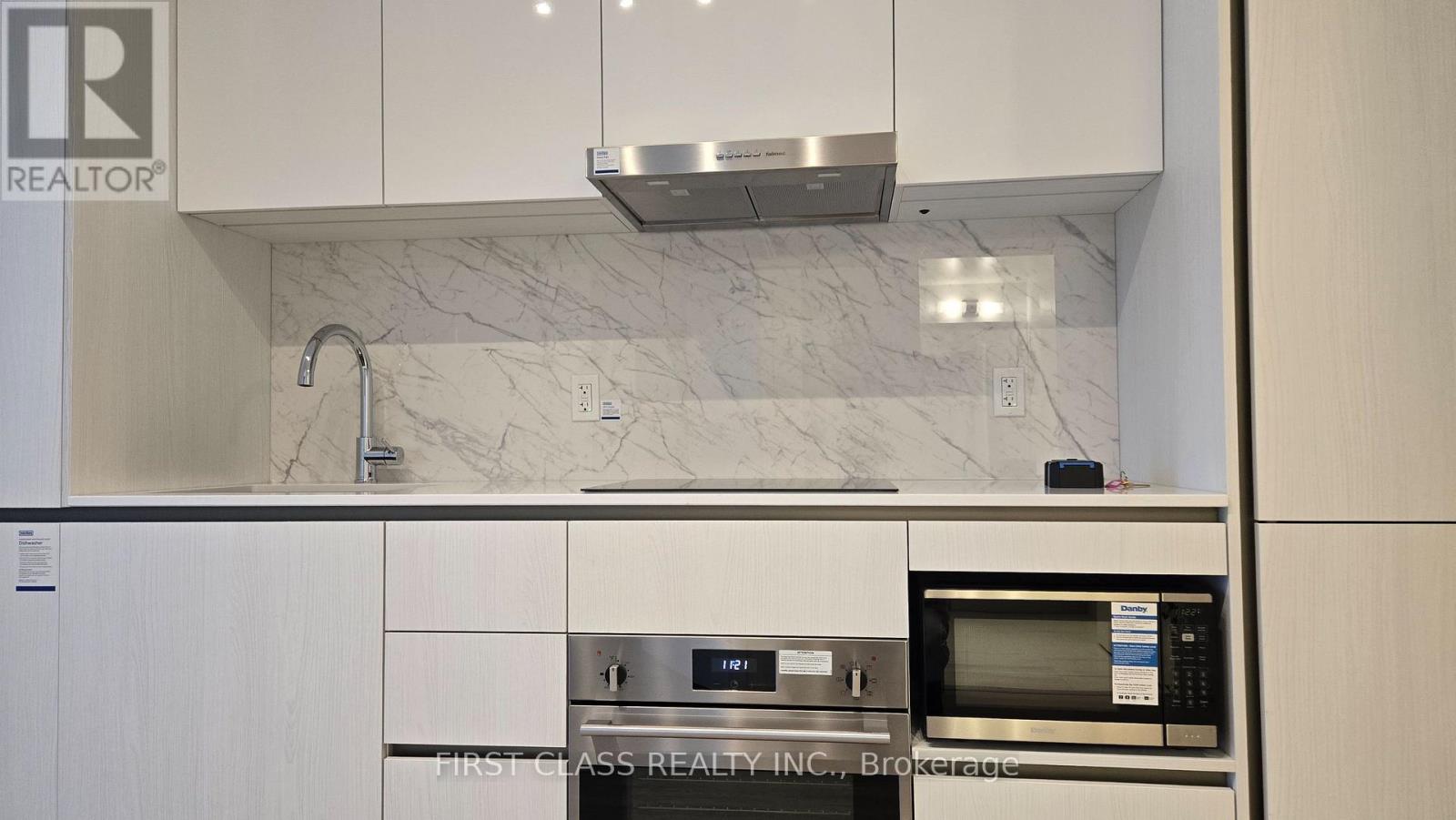 1208 - 8 Interchange Way, Vaughan, Ontario  L4K 5Z7 - Photo 4 - N12548948