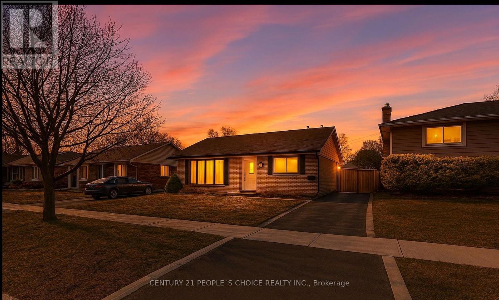 608 Thornwood Avenue, Burlington, Ontario  L7N 3B8 - Photo 2 - W12548934