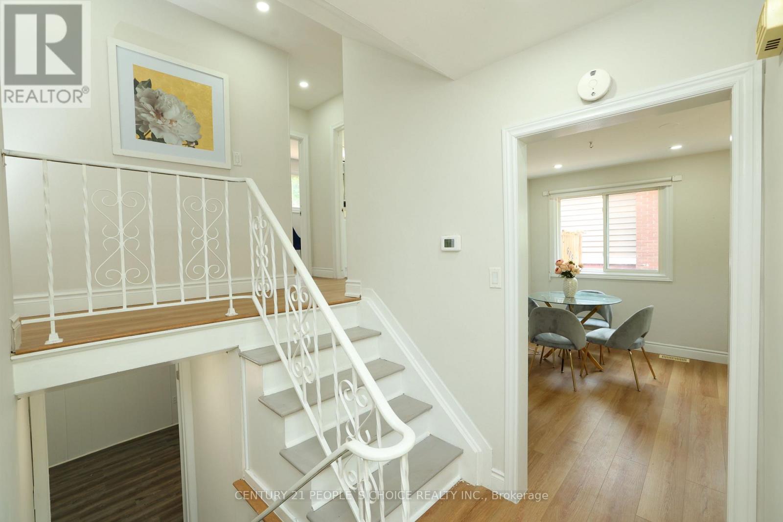 608 Thornwood Avenue, Burlington, Ontario  L7N 3B8 - Photo 8 - W12548934