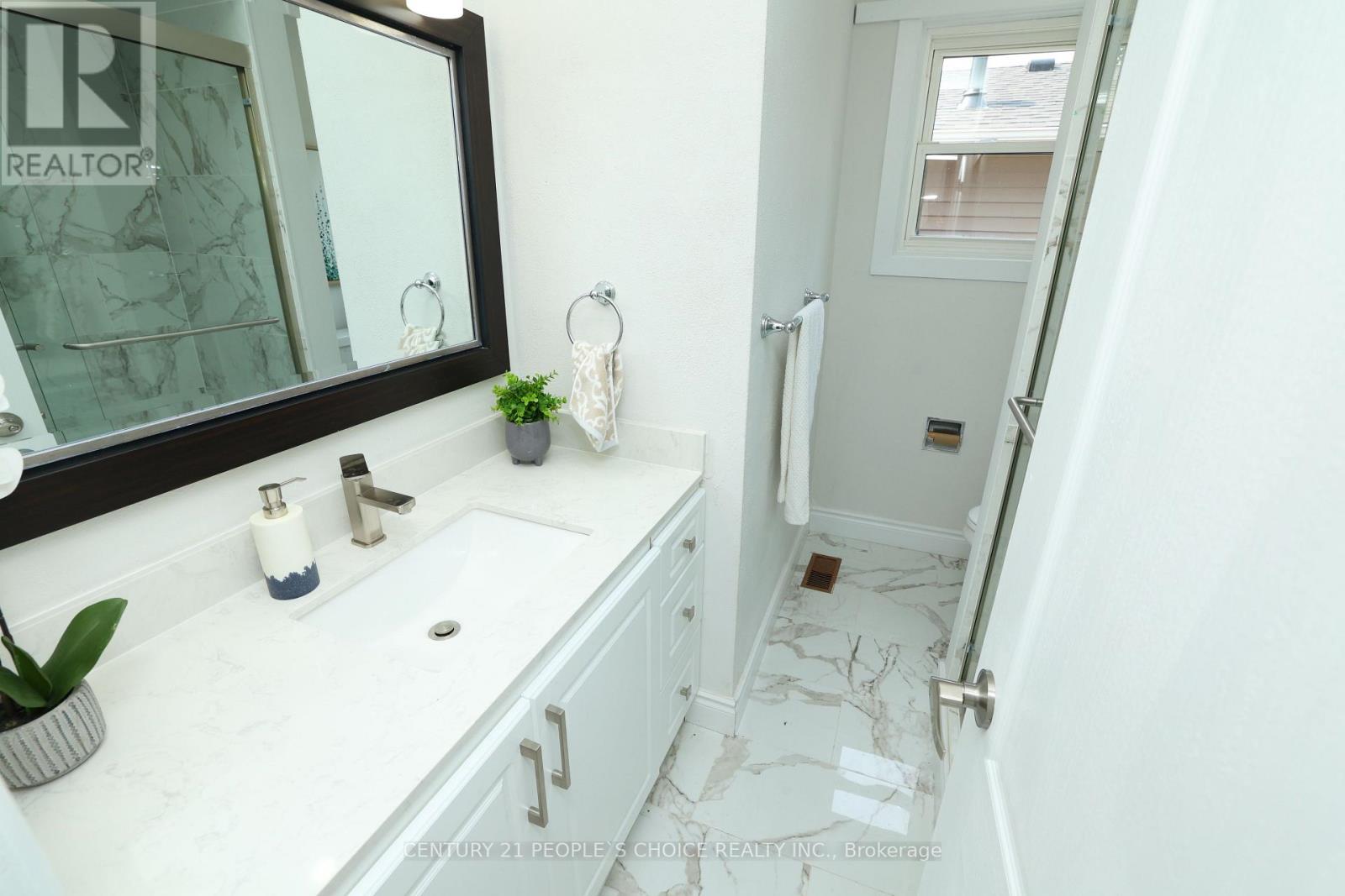 Upper - 608 Thornwood Avenue, Burlington, Ontario  L7N 3B8 - Photo 16 - W12548944