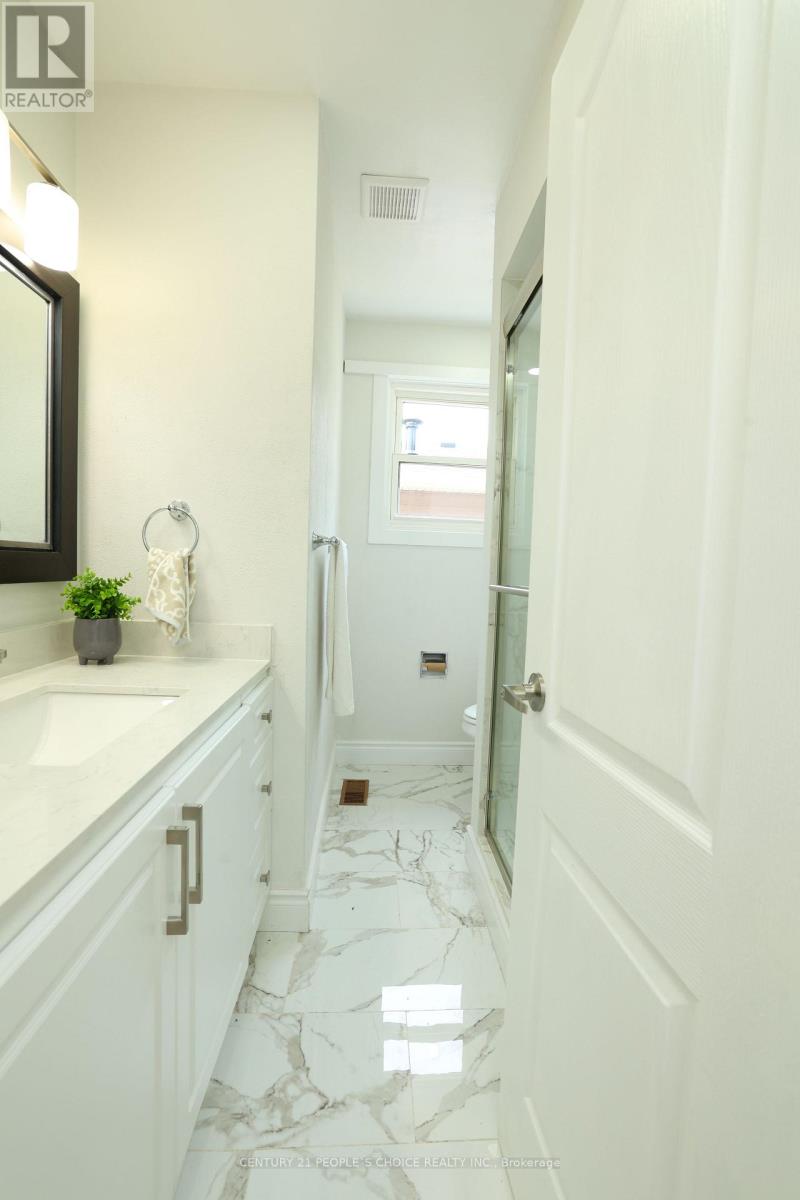 Upper - 608 Thornwood Avenue, Burlington, Ontario  L7N 3B8 - Photo 18 - W12548944