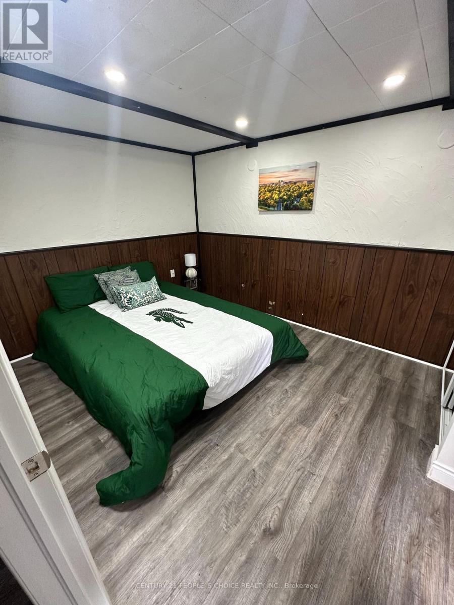 Upper - 608 Thornwood Avenue, Burlington, Ontario  L7N 3B8 - Photo 23 - W12548944