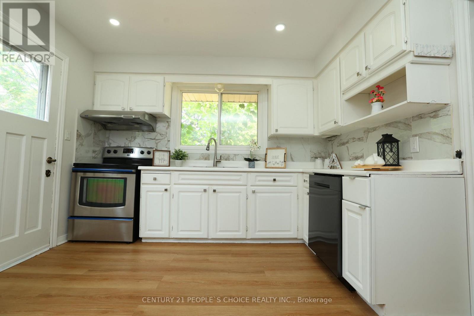 Upper - 608 Thornwood Avenue, Burlington, Ontario  L7N 3B8 - Photo 9 - W12548944