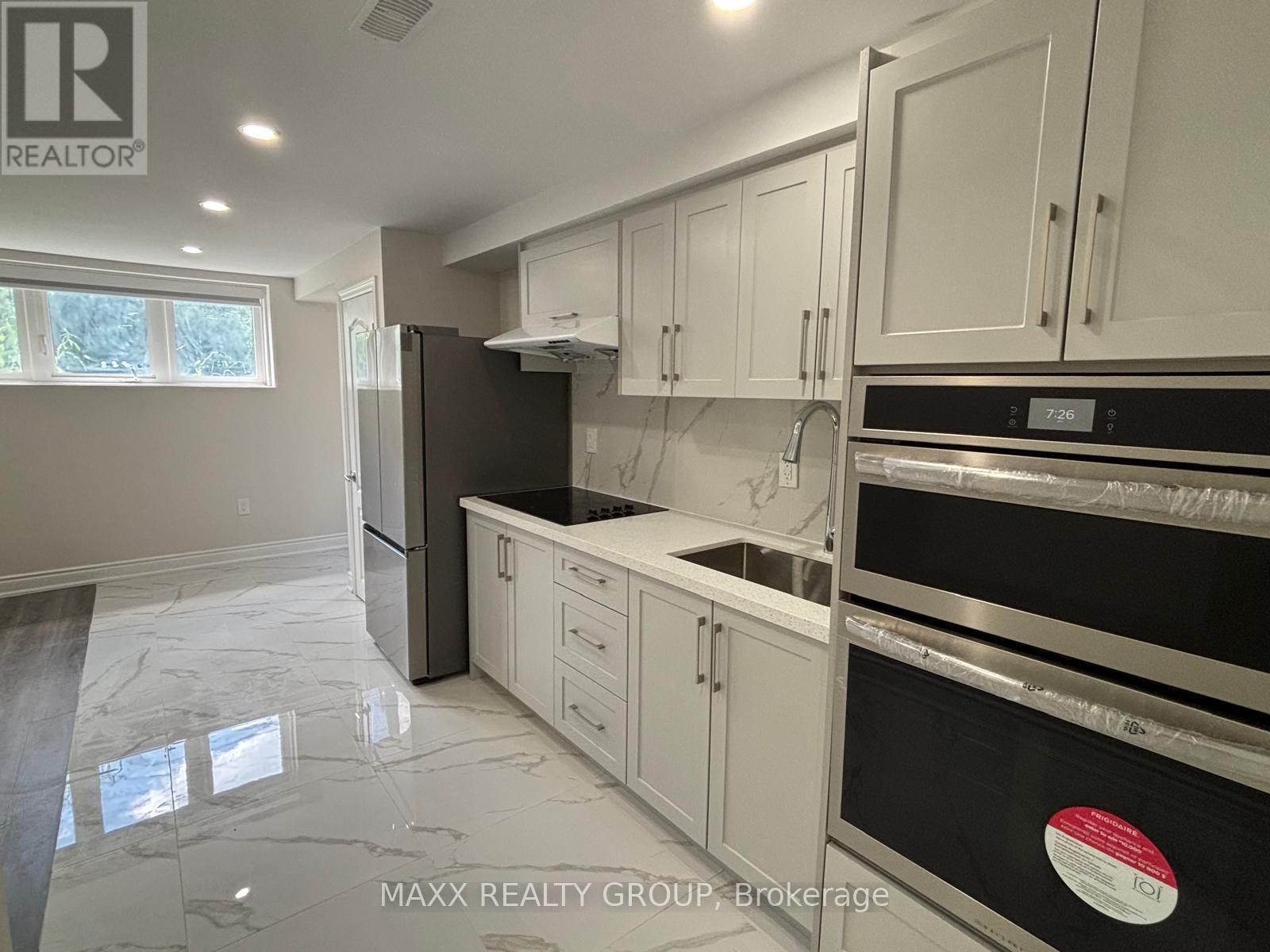 178 Cottonwood Crescent, Welland, Ontario L3B 0J4 - Photo 2 - X12548946