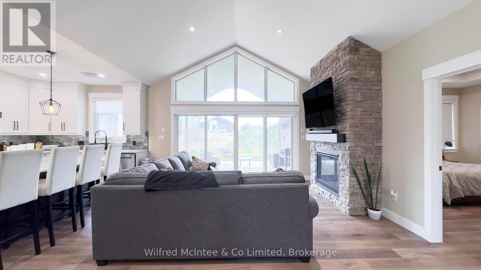 217 Irishwood Lane, Brockton, Ontario N0G 2V0 - Photo 10 - X12548974