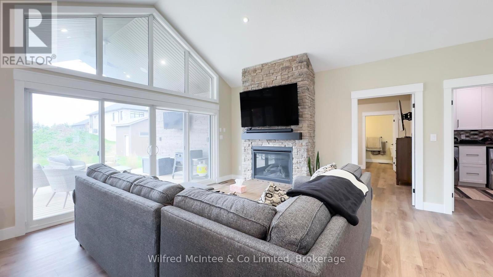 217 Irishwood Lane, Brockton, Ontario N0G 2V0 - Photo 11 - X12548974