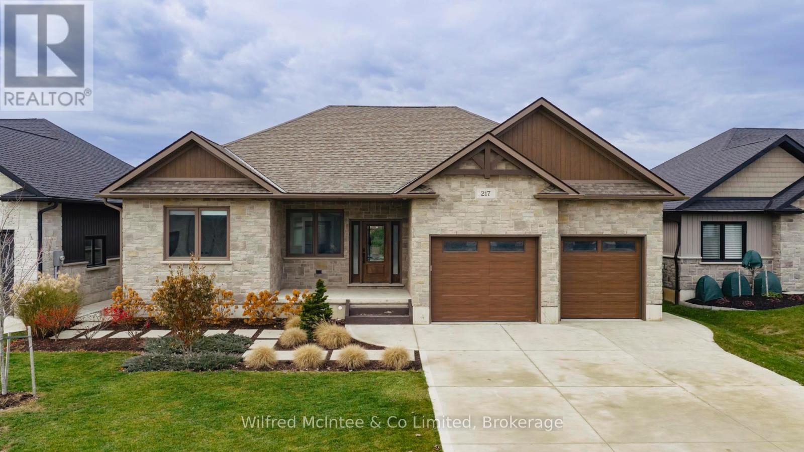 217 Irishwood Lane, Brockton, Ontario N0G 2V0 - Photo 2 - X12548974