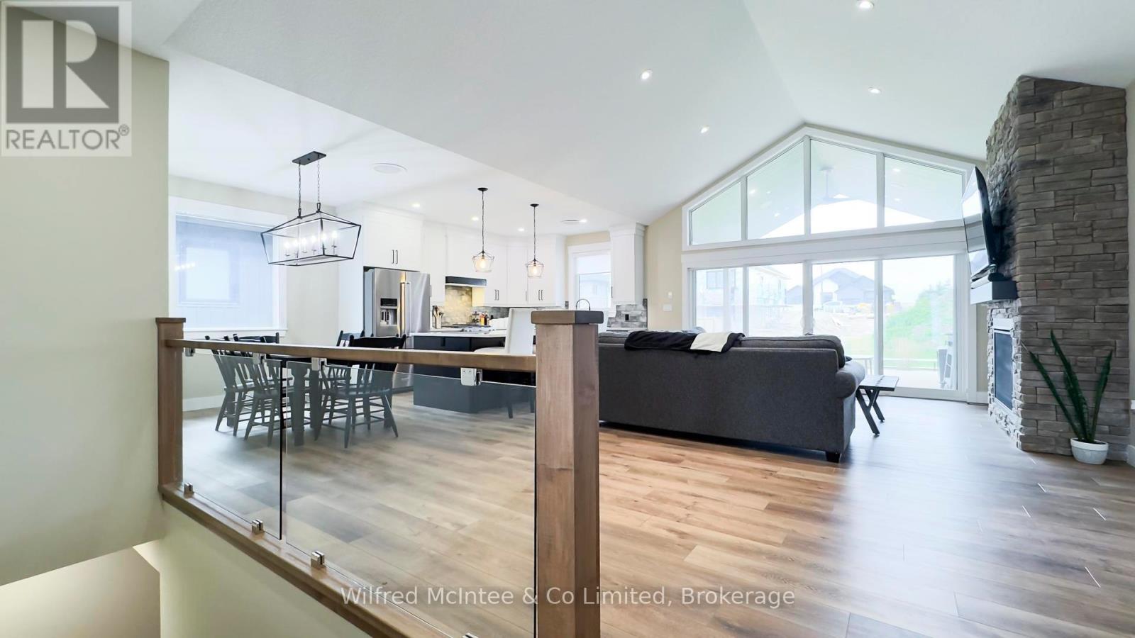 217 Irishwood Lane, Brockton, Ontario N0G 2V0 - Photo 9 - X12548974