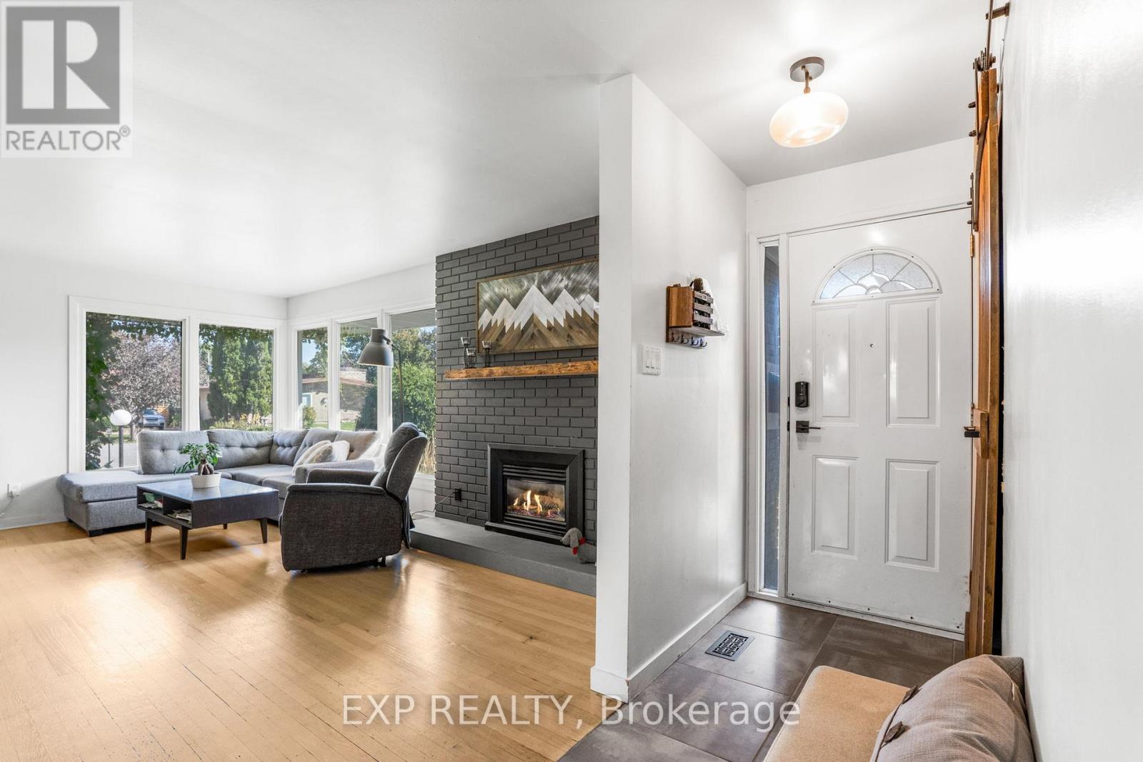 4 Aberfeldy Street, Ottawa, Ontario K2H 6H5 - Photo 3 - X12548972