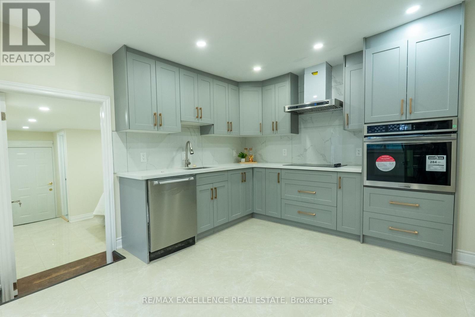 10 Draper Street, Halton Hills, Ontario L7G 3C8 - Photo 2 - W12548960